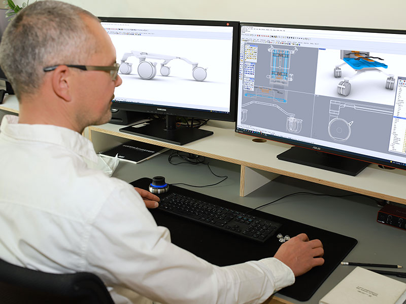CAD Konstruktion und 3d Konstruktionszeichnung Stephan Müller bei der Bearbeitung eines CAD Modells